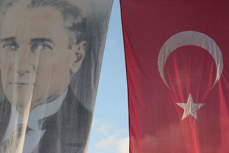 Flaga z podobizną Ataturka. Fot. by Alpenny / Flickr-CC