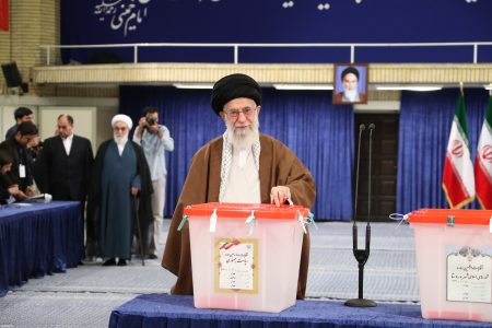 Przywódca Iranu, Ali Chamenei podczas głosowania. Fot. Leader.ir - CC