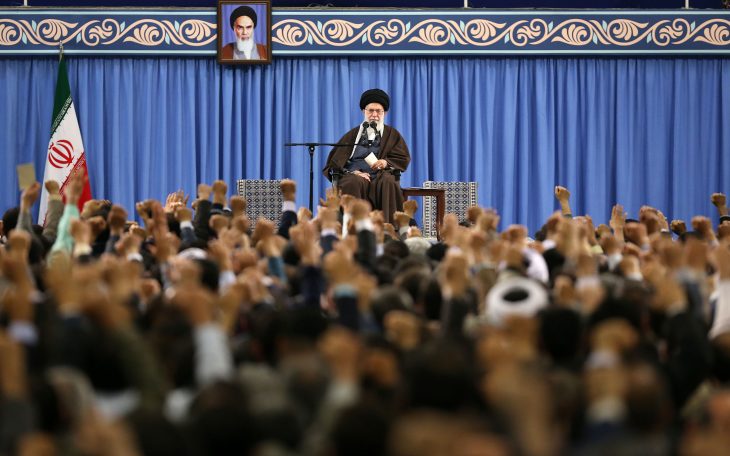 Przywódca Iranu, Ali Chamenei podczas spotkania z pracownikami wywiadu. Fot. Leader.ir - CC