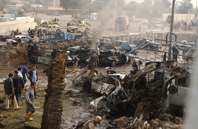 Skutki wybuchu samochodu-pułapki (fot. james_gordon_losangeles/Flickr-CC)