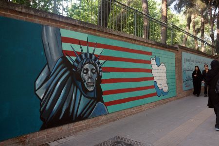 Mur b. ambasady USA w Iranie (fot. Szymon Springer)