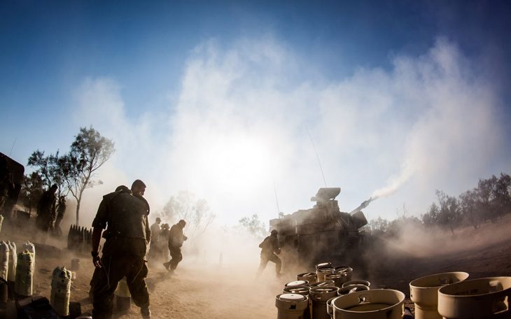 Ostrzał Strefy Gazy przez izraelską artyleriępodczas operacji Protective Edge (fot. Israel Defense Forces / Flickr - CC)