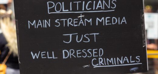 Jak działa propaganda polityczna? Mechanizmy i przykłady
