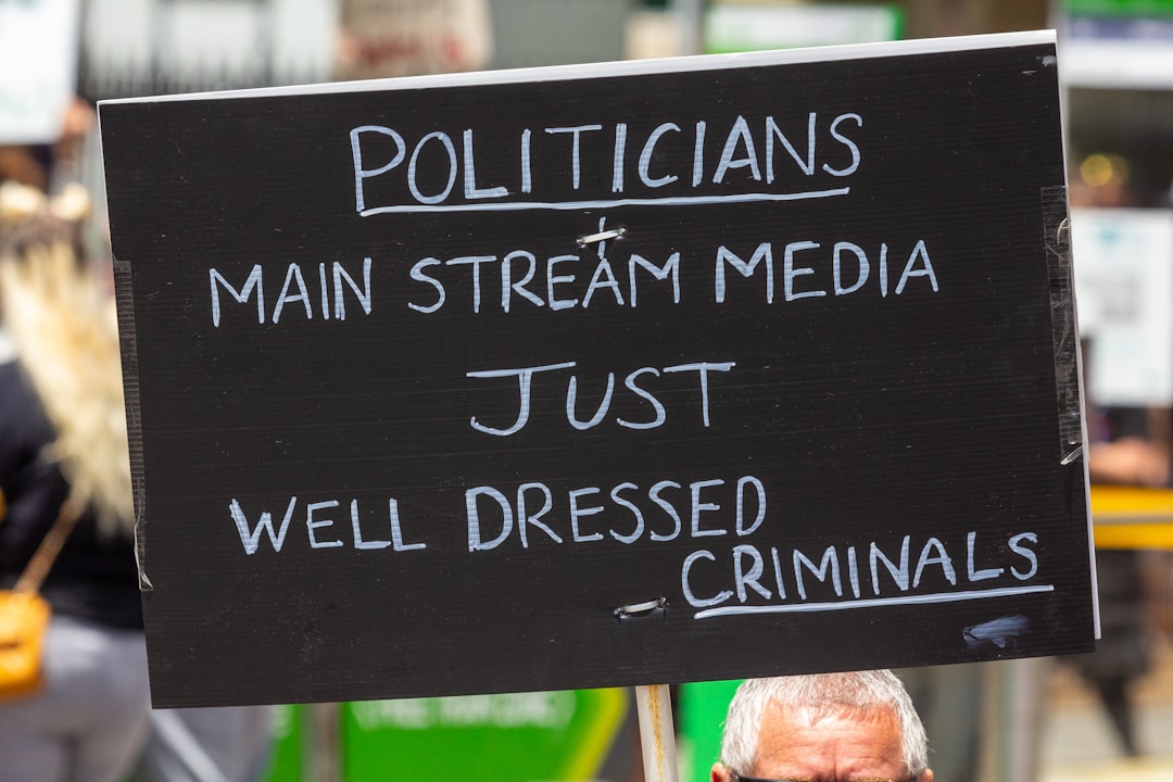 Jak działa propaganda polityczna? Mechanizmy i przykłady