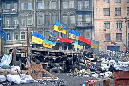 Pierwsza barykada demonstrantów na ulicy Hruszewskiego, najbliżej pozycji Berkutu. Widoczne flagi UPA przewijają się na całym Euromajdanie, nie dominują one jednak w krajobrazie obszaru zajętego przez demonstrantów. Fot. Jakub Wojas