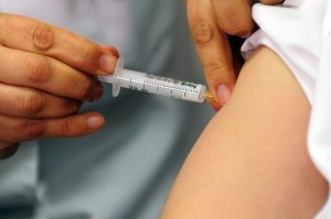 Pacjent otrzymujący szczepionkę przeciw wirusowi A(H1N1). Źródło: Daylife.com/Mustafa Ozer/AFP/Getty Images