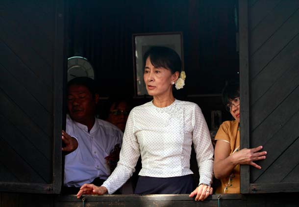 Aung San Suu Kyi podczas przemowy (Htoo Tay Zar/Wikimedia Commons)