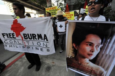 Protest przeciwko wyborom przed ambasadą Birmy w Manili (Filipiny). Demonstranci niosą m.in. zdjęcia ikony birmańskiego ruchu demokratycznego, Aung San Suu Kyi (Zdjęcie: Ted Aljibe/AFP/Getty Images)