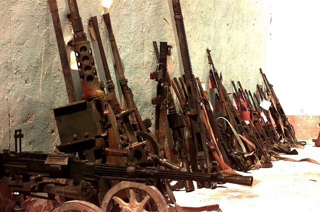 Skonfiskowana w Somalii broń (fot. expertinfantry, Flickr)