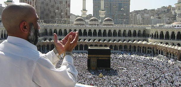 Modlitwa w Mekce (Wikimedia)