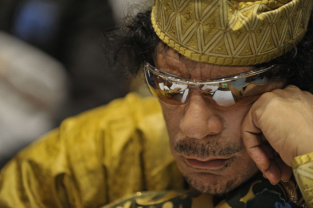 Muammar Kaddafi (fot. DefenseImagery.mil/Wikimedia Commons)