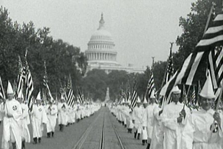 USA mają - niestety - długą tradycję segregacji rasowej. Na zdjęciu marsz rasistowskiej organizacji Ku Klux Klan w Waszyngtonie w roku 1925. (Źródło: interwaryears.8m.net)