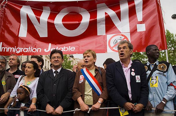 Jean-Luc Melenchon na pochodzie, trzeci z lewej (Flickr/looking4poetry)