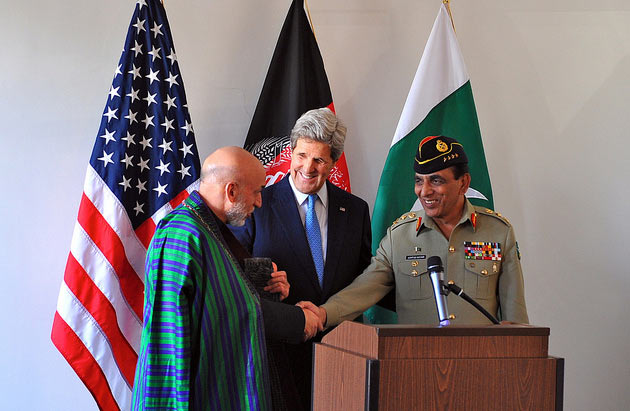 Prezydent Afganistanu Hamid Karzaj, Sekretarz Stanu USA John Kerry i szef sztabu armii Pakistanu gen. Aszfak Kajani na spotkaniu w Brukseli, kwiecień 2013 r. (fot. US State Department)