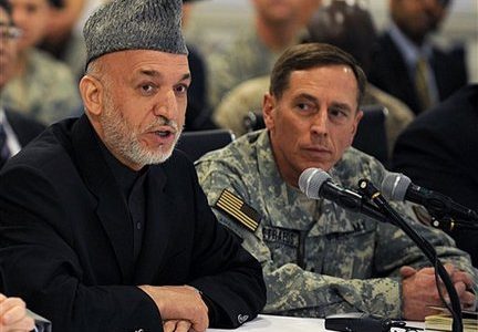 Hamid Karzaj i David Petraeus podczas konferencji w Kabulu, kwiecień 2010 (AP Photo/Shah Marai, Pool)