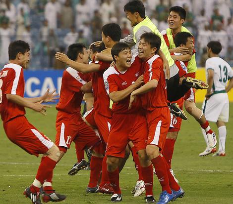 Piłkarze reprezentacji narodowej Korei Północnej cieszą się po awansie na Mundial w RPA (Źródło: Sunday Monday Herlad, smh.com.au)