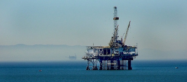 Platforma wydobywcza ropy naftowej (Flickr: arbyreed/CC)
