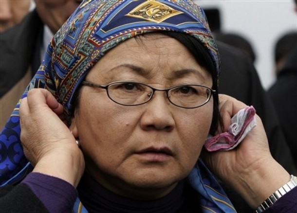 Roza Otunbajewa, nowa przywódczyni Kirgistanu, na pogrzebie jednej z ofiar zamieszek, które doprowadziły do przejęcia przez nią władzy (Daylife.com)