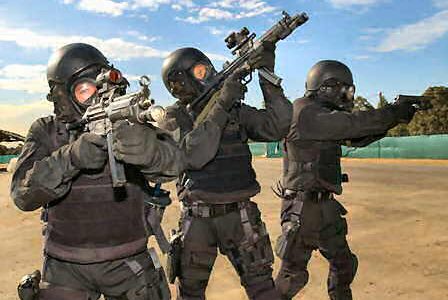 Członkowie SAS na ćwiczeniach (Źródło: jednostkispecjalne.wordpress.com)