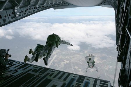 Trening spadochroniarski sił specjalnych USA (fot. Lance Cpl. Ronald W. Stauffer/USmil/Flickr)